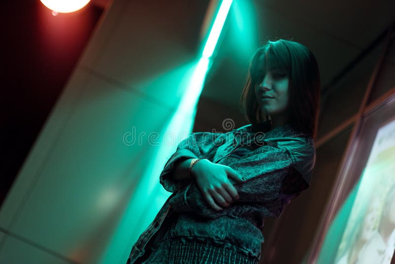 Porträt einer jungen Frau in einer Denimjacke Brunette mit starken Augen Kann als Logo (Firmenzeichen) verwendet werden stockbild Porträt einer jungen Frau in einer Denimjacke Brunette mit starken Augen Kann als Logo (Firmenzeichen) verwendet werden stockbild