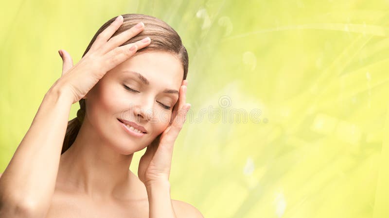 Natuurlijke schoonheidsportret met handen Cosmetologie, volwassen vrouw Cosmetische crème Huidverzorging Elegant meisje royalty-vrije stock fotografie Natuurlijke schoonheidsportret met handen Cosmetologie, volwassen vrouw Cosmetische crème Huidverzorging Elegant meisje royalty-vrije stock fotografie