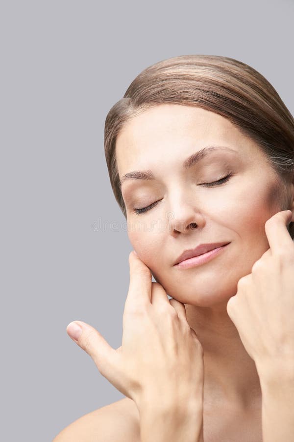 Natuurlijke schoonheidsportret met handen Cosmetologie, volwassen vrouw Cosmetische crème Huidverzorging Elegant meisje stock fotografie Natuurlijke schoonheidsportret met handen Cosmetologie, volwassen vrouw Cosmetische crème Huidverzorging Elegant meisje stock fotografie