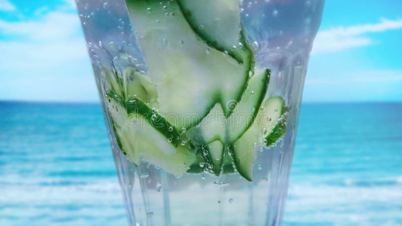 Cerca del cóctel de bebida Cucumber con agua dulce Es limo pepino hecho en casa En el fondo está el mar turquesa Es fotos de archivo Cerca del cóctel de bebida Cucumber con agua dulce Es limo pepino hecho en casa En el fondo está el mar turquesa Es fotos de archivo