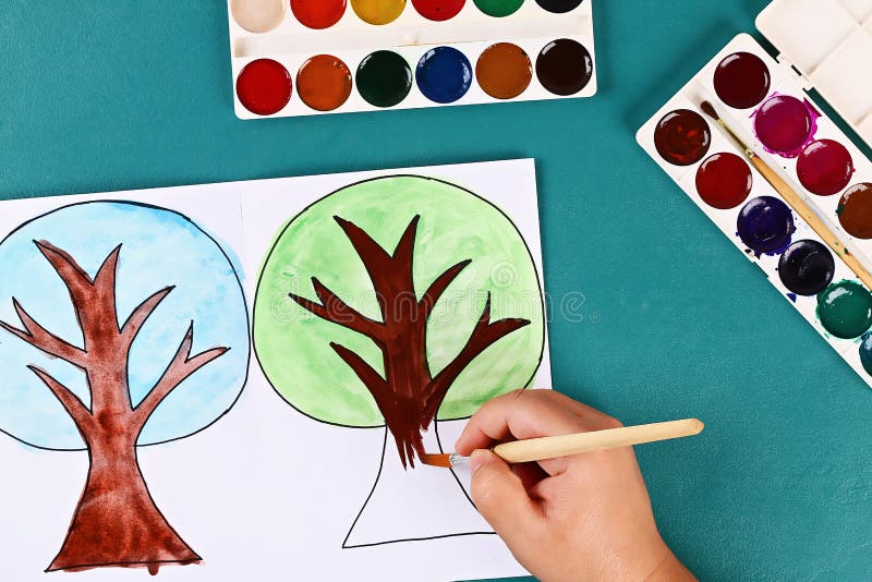 Árbol de papel dulce cuatro estaciones de verano, otoño, invierno, primavera Árbol 4 temporada Creatividad infantil foto de archivo libre de regalías Árbol de papel dulce cuatro estaciones de verano, otoño, invierno, primavera Árbol 4 temporada Creatividad infantil foto de archivo libre de regalías