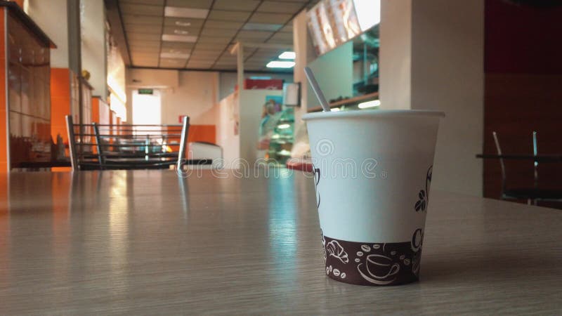 In der Nähe von Kaffee steht auf einem Tisch in einem Café Fast Food Happy Lieblings-Paar beim Frühstück in einem Cafe Liebe