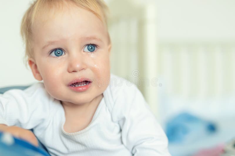 Cute caucasian blond todler boy porträtt gråtande hemma under hysteri Små barn känner sig ledsna Små, penserande barn efter royaltyfria foton Cute caucasian blond todler boy porträtt gråtande hemma under hysteri Små barn känner sig ledsna Små, penserande barn efter royaltyfria foton