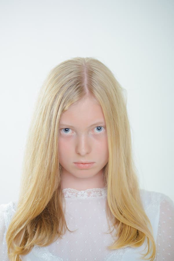 Czuła kobieta z blond długimi włosami Kobieta z naturalnym pięknem i bez makijażu Dziewczyna albinosów z niebieskimi oczami i bia. Czuła kobieta z blond długimi włosami Kobieta z naturalnym pięknem i bez makijażu Dziewczyna albinoska z niebieskimi oczami i białą skórą Piękno i skóra