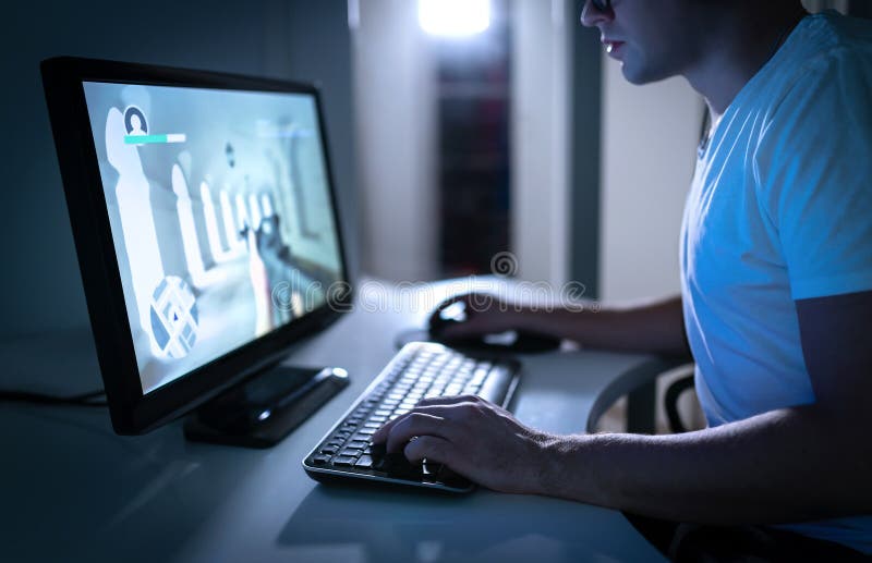 年轻人在家玩深夜电子游戏 游戏机在线流式处理fps视频游戏 第一人称射击者