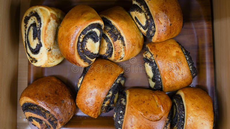Buy mit Mohnsamen auf dem Markt Traditionelles Backerzeugnis für frisches Brot Bäckerei stockfotos Buy mit Mohnsamen auf dem Markt Traditionelles Backerzeugnis für frisches Brot Bäckerei stockfotos