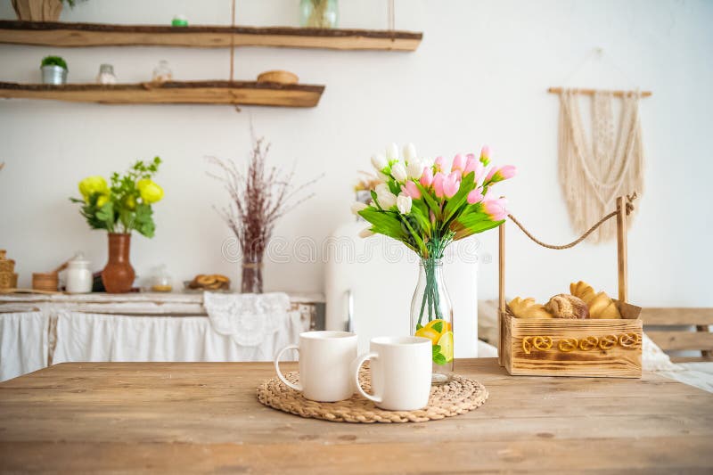 Petits-déjeuners et fruits Tulipes de printemps sur la table Table en bois dans une cuisine lumineuse de style rustique Style sca