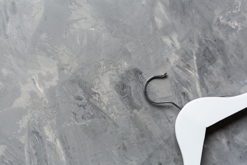 Wieszak drewniany biały na szarym tle betonowym Mody feministyczny sklep z blogami promuje ideę zakupów promowych Płaska warstwa zdjęcia stock