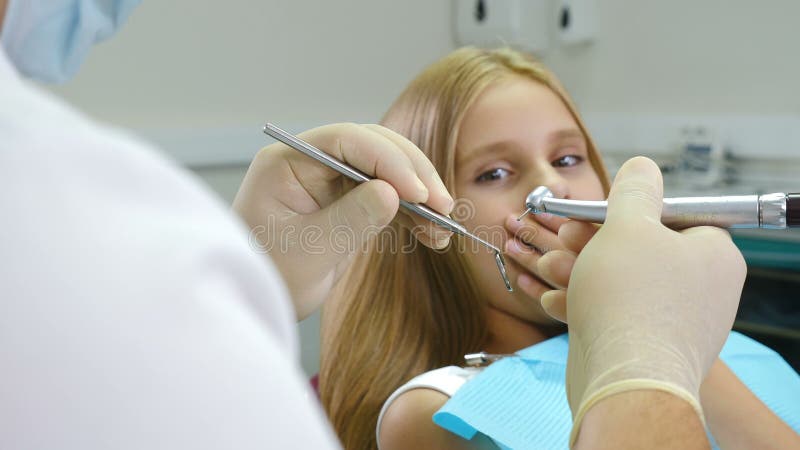 Kinderzahnheilkunde entsetzliches Mädchen in der Zahnklinik Blond jugendliches Mädchen sitzt in Zahnstuhl bereit für Zahnersatz stock footage