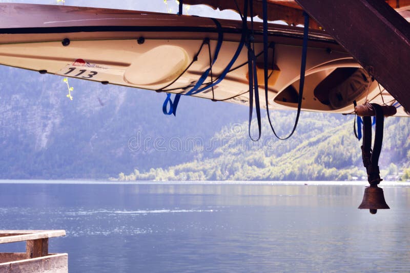 Hallstatt, Österreich, September 2019 Ein Kajak aus Holz unter einem Dach zum Hallstätter See Eine fabelhafte Reise Warmer Herbst stockbild Hallstatt, Österreich, September 2019 Ein Kajak aus Holz unter einem Dach zum Hallstätter See Eine fabelhafte Reise Warmer Herbst stockbild