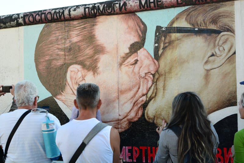 Поцелуй брежнева и хонеккера картина