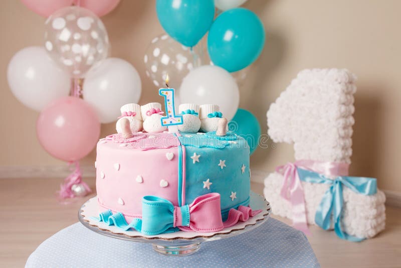 Bolo Cor-de-rosa Bonito Com Uma Coroa Na Tabela Ao Aniversário Para Uma  Princesa Imagem de Stock - Imagem de bebê, azul: 97248887