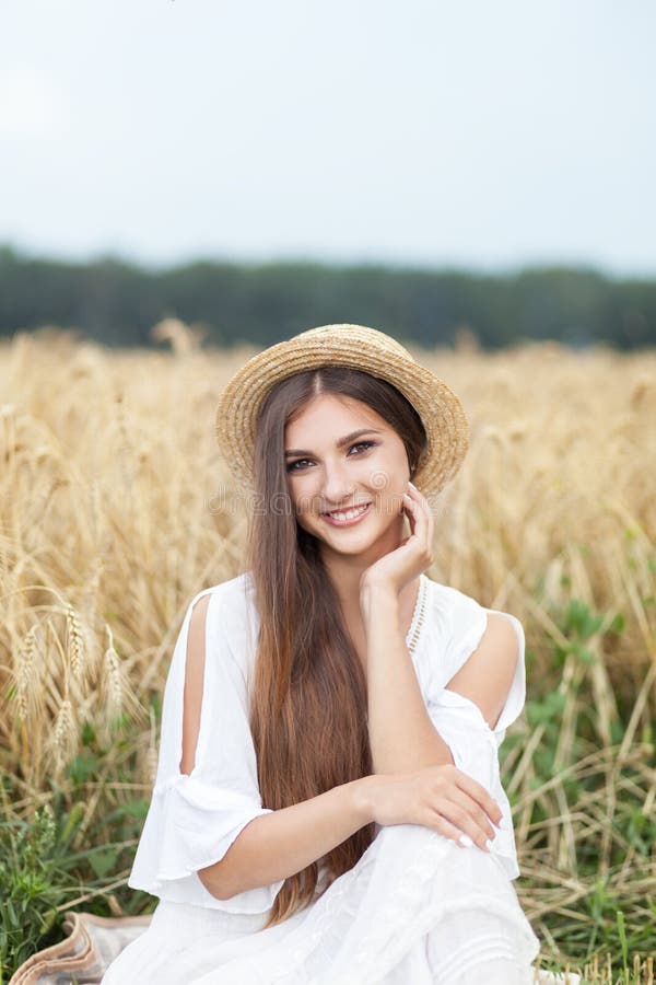 Beleza Menina retrato no campo de trigo no pôr do sol Jovens atraentes sorrindo e aproveitando a vida Linda morena com saúde fotografia de stock Beleza Menina retrato no campo de trigo no pôr do sol Jovens atraentes sorrindo e aproveitando a vida Linda morena com saúde fotografia de stock