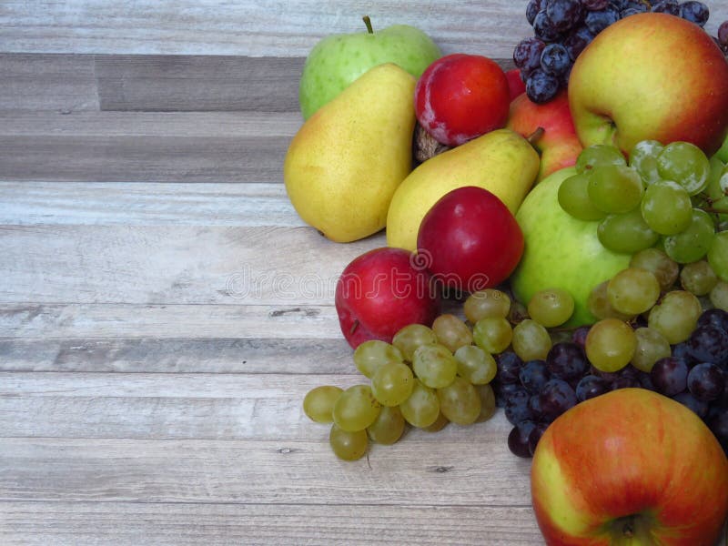 Une pile de fruit organique frais d'automne sur le fond blanchi en bois de chêne Alimentation saine/fruit/nourriture Culture de v photo stock Une pile de fruit organique frais d'automne sur le fond blanchi en bois de chêne Alimentation saine/fruit/nourriture Culture de v photo stock
