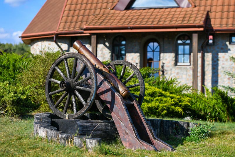 Canhão de ferro antigo. Um canhão que dispara balas de canhão. Pavio em chamas. Modelo atual de um canhão de artilharia antigo. Ca foto de stock royalty free
