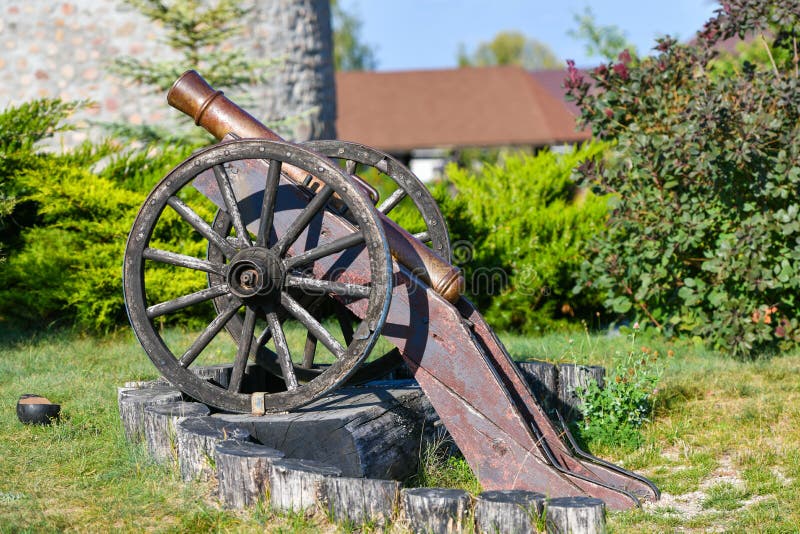 Canhão de ferro antigo. Um canhão que dispara balas de canhão. Pavio em chamas. Modelo atual de um canhão de artilharia antigo. Ca fotos de stock royalty free