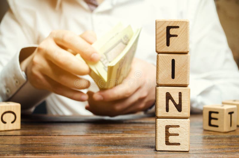Bloques de madera con la palabra Fine y el hombre calcula el tamaño de la multa El concepto de castigo financiero Sanción como ca