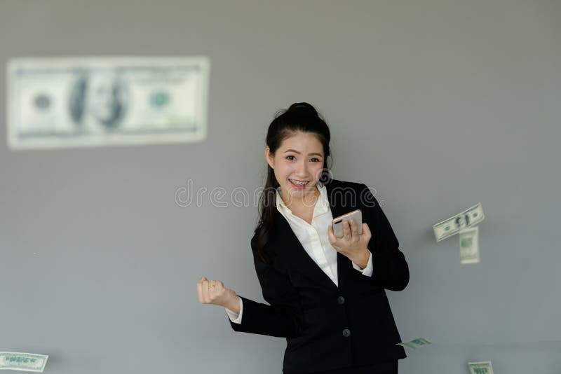 Junge Geschäftsfrau mit Smartphone, um Geld zu verdienen, Dollar-Flop lizenzfreies stockfoto Junge Geschäftsfrau mit Smartphone, um Geld zu verdienen, Dollar-Flop lizenzfreies stockfoto