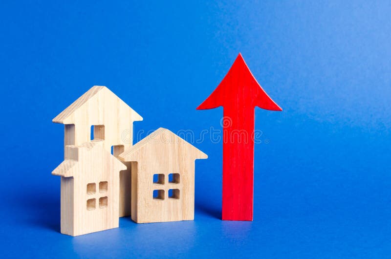 tre case e rossi di legno sulla freccia Aumento di valore immobiliare Tassi alti di costruzione, alta liquidità Offerta e domanda