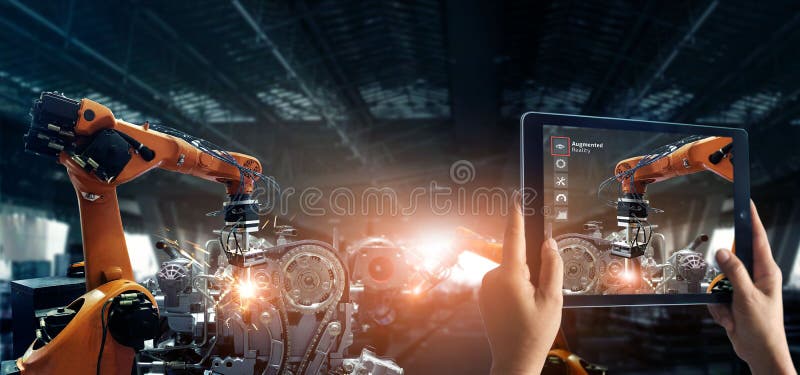 Conceito da indústria de realidade aumentada. Mão segurando tablet digital a usar aplicação de RA para verificar e controlar robót fotos de stock royalty free