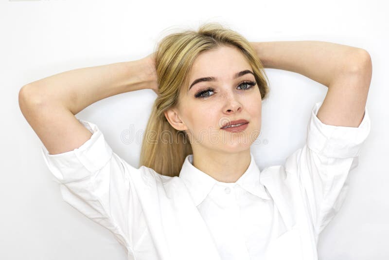 Het meisje met de blonde heeft een handlang haar Helderruimte, close-up Persoonlijke verzorging royalty-vrije stock foto's Het meisje met de blonde heeft een handlang haar Helderruimte, close-up Persoonlijke verzorging royalty-vrije stock foto's