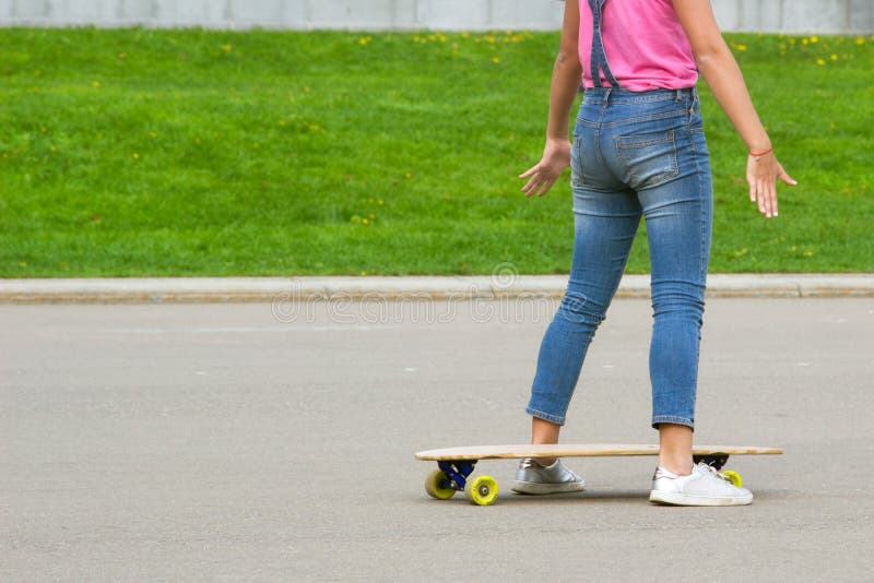 Pieds féminins avec closeuse en palangre La fille se prépare à monter sur le plateau Espace de copie images libres de droits Pieds féminins avec closeuse en palangre La fille se prépare à monter sur le plateau Espace de copie images libres de droits
