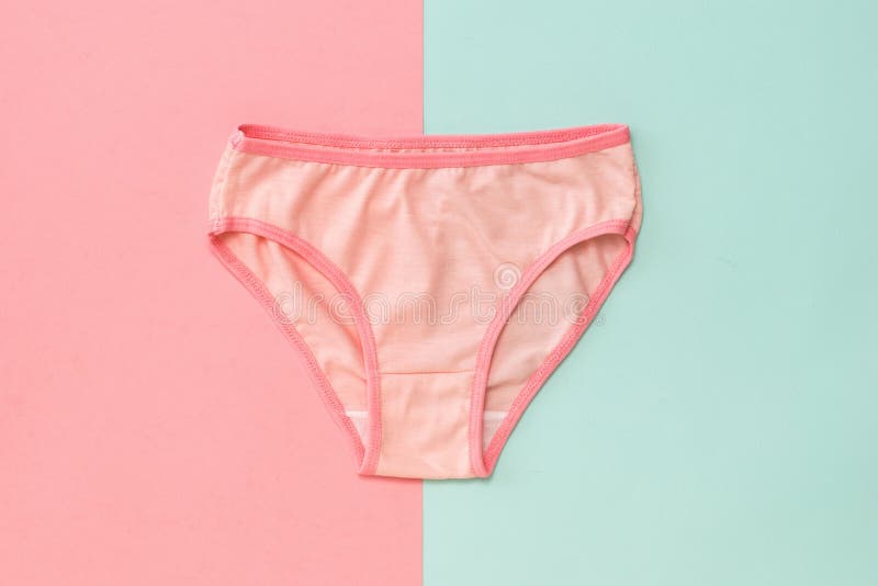 Le mutandine delle donne rosa su fondo blu e rosa Il concetto di riunione degli amanti underwear La vista dalla parte superiore immagini stock Le mutandine delle donne rosa su fondo blu e rosa Il concetto di riunione degli amanti underwear La vista dalla parte superiore immagini stock