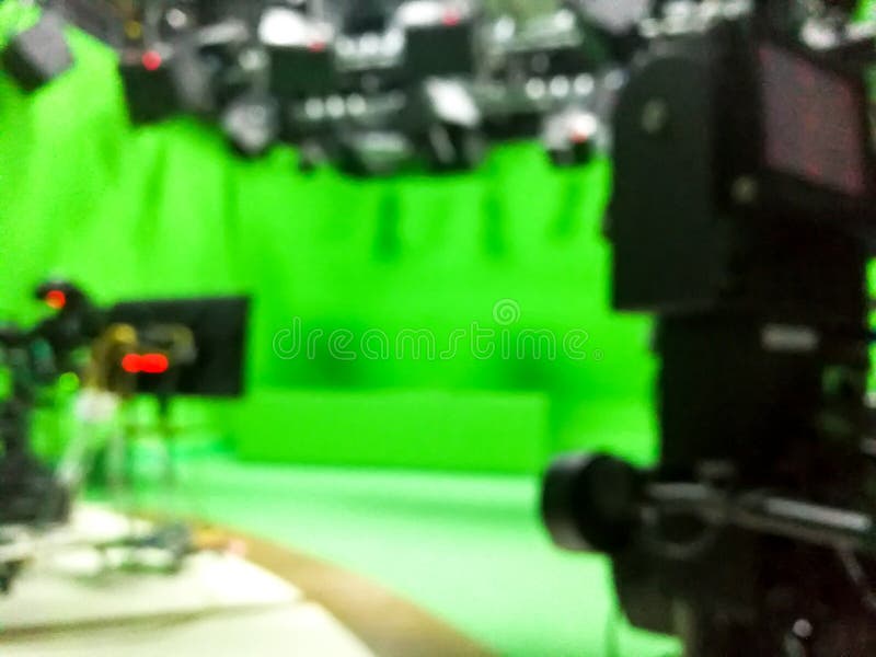 Blur image a television presenter in a TV camera in studio a green screen. R uso para el fondo , concepto de la comunicaci? n