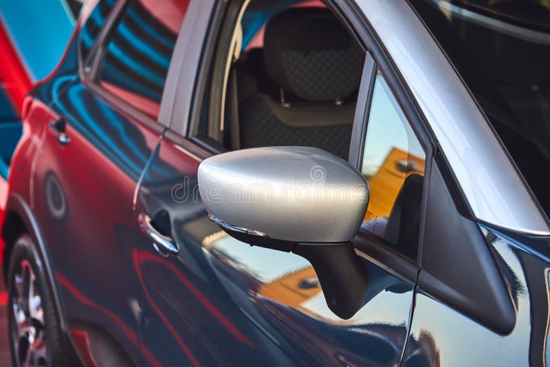 E Renault Captur - presentation f?r bil f?r ny modell i visningslokal - sidospegel arkivfoton E Renault Captur - presentation f?r bil f?r ny modell i visningslokal - sidospegel arkivfoton