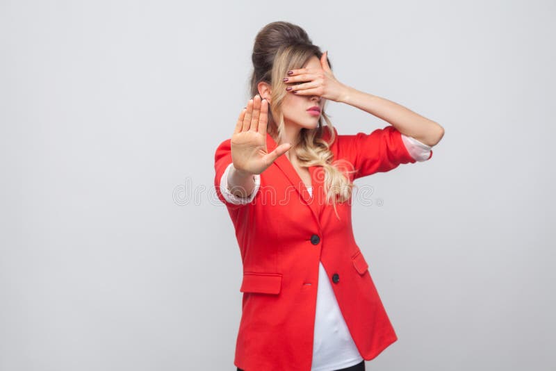 E Retrato de la señora hermosa del negocio con el peinado y el maquillaje en chaqueta de lujo roja, situación imagen de archivo E Retrato de la señora hermosa del negocio con el peinado y el maquillaje en chaqueta de lujo roja, situación imagen de archivo