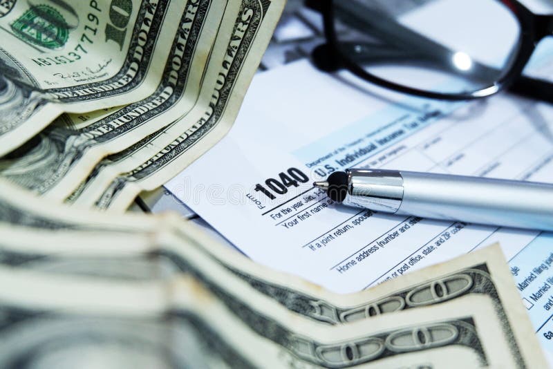 Época de Declaração de Impostos: Formulário de Declaração de Rendimentos Individual dos EUA 1040 - Vista superior horizontal imagem de stock