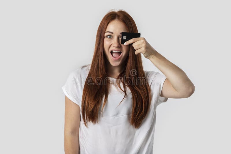 E Sie hält eine Kreditkarte in ihrer Hand Das Konzept des Einkaufens lizenzfreies stockfoto E Sie hält eine Kreditkarte in ihrer Hand Das Konzept des Einkaufens lizenzfreies stockfoto