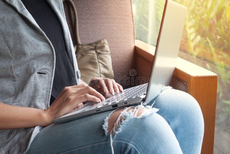 E Studente Researching Process Work Donna giovane di affari che lavora ufficio moderno Startup creativo fotografia stock E Studente Researching Process Work Donna giovane di affari che lavora ufficio moderno Startup creativo fotografia stock