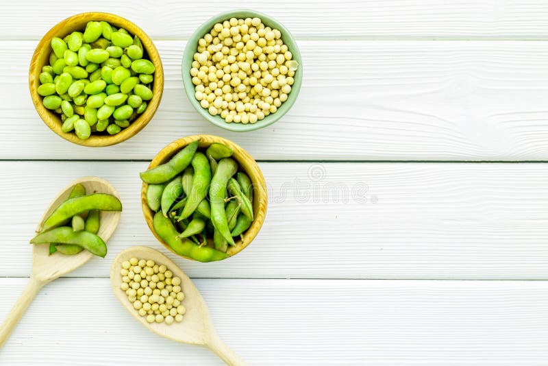 Edamame in bowl and spoon on white wooden background top view mock up. Sund mat r