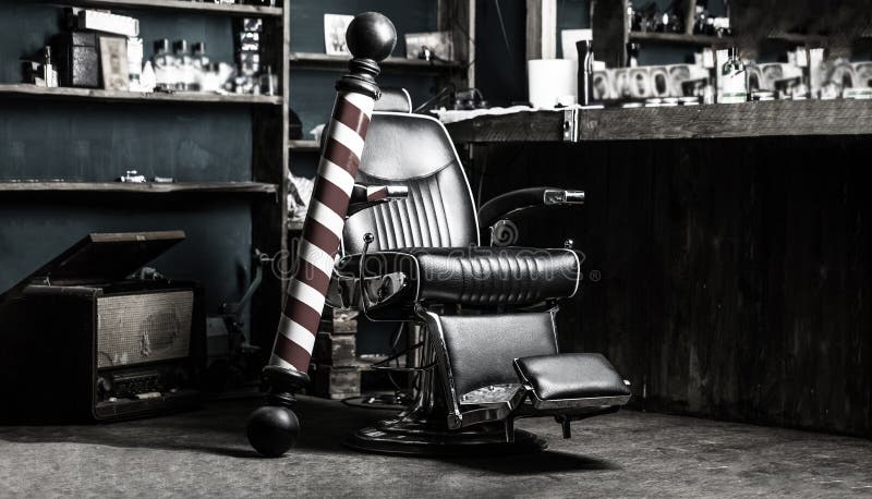 E Vintage à moda Barber Chair Barbeiro no interior do barbeiro Cadeira da barbearia fotografia de stock E Vintage à moda Barber Chair Barbeiro no interior do barbeiro Cadeira da barbearia fotografia de stock