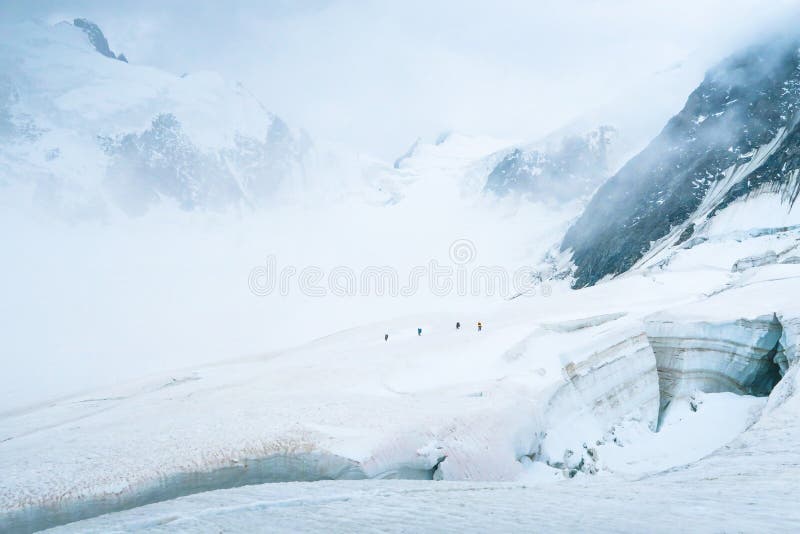 E Vista ? geleira de Mensu ?rea de montanha de Belukha Altai, R?ssia imagens de stock royalty free E Vista ? geleira de Mensu ?rea de montanha de Belukha Altai, R?ssia imagens de stock royalty free