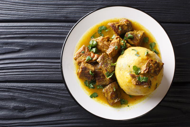 Mofongo portoricano fatto con platani, aglio e chicharrón servito con carne e brodo, primo piano fotografie stock
