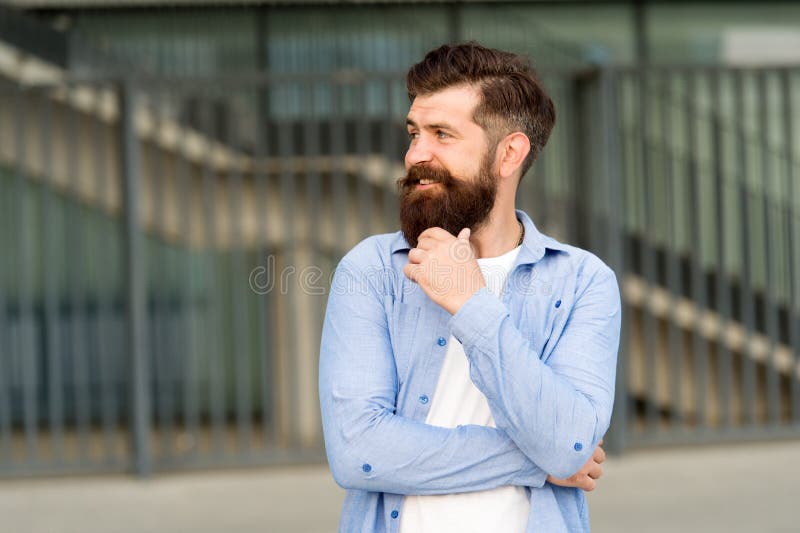 E Σκεπτικό hipster που σκέφτεται τις ευχάριστες σκέψεις Αστικό υπόβαθρο hipster ατόμων γενειοφόρο Κανονικός περίπατος μέσα στοκ εικόνες E Σκεπτικό hipster που σκέφτεται τις ευχάριστες σκέψεις Αστικό υπόβαθρο hipster ατόμων γενειοφόρο Κανονικός περίπατος μέσα στοκ εικόνες