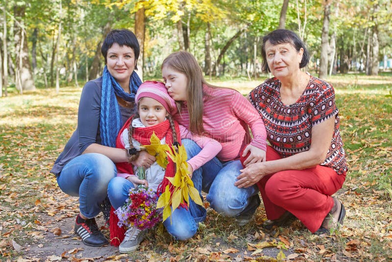 E Любя мать, бабушка и дочь 2 стоковые фотографии rf E Любя мать, бабушка и дочь 2 стоковые фотографии rf