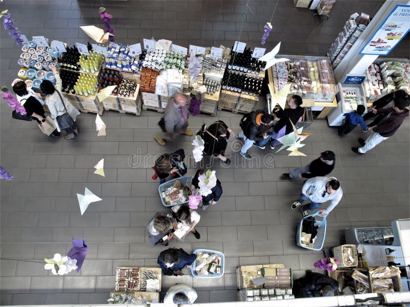 Eataly store in Rome. Люди идя внутри магазина Eataly в Риме