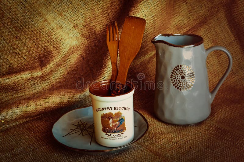 E С пользой керамического tableware и деревянного столового прибора Сбор праздника осенью стоковое фото rf E С пользой керамического tableware и деревянного столового прибора Сбор праздника осенью стоковое фото rf