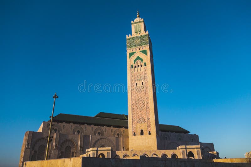 Scenic view of Hassan ii mosque - Casablanca, Morocco. сценарный взгляд мечети Хасана ii - перемещения башни солнечного света неба берега секунды Касабланки, поклонение волны воды марокканського моря вероисповедания океана минарета ориентира ислама дома назначения дизайна культуры побережья города церков здания ветерка архитектуры Африки марокканца 2 пляжа арабского арабского атлантического внешнего известного большого горизонтального исламского светлого мраморного мусульманского восточного орнаментального религиозного городское