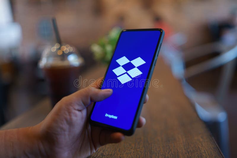 E 24,2019: Человек держа смешивание 3 Xiaomi Mi с Dropbox на экране Dropbox обслуживание которое дает вам доступ стоковое изображение E 24,2019: Человек держа смешивание 3 Xiaomi Mi с Dropbox на экране Dropbox обслуживание которое дает вам доступ стоковое изображение