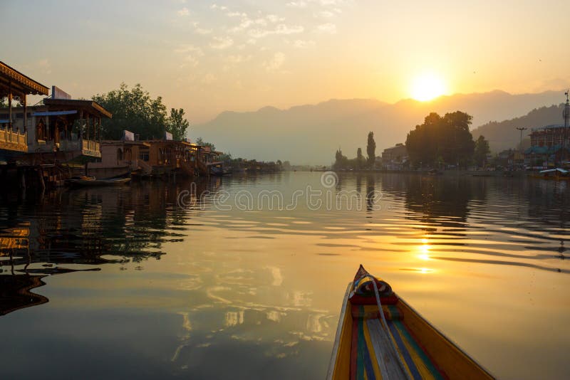 Bootfahren in den frühen Morgenstunden in der berühmten Dal-See in Srinagar, Jammu und Kaschmir, Indien.