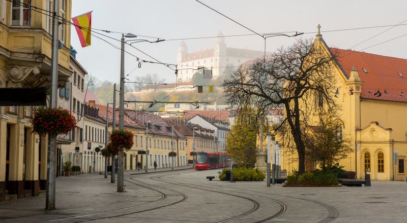 Skoré ráno v centre Bratislavy s električkou