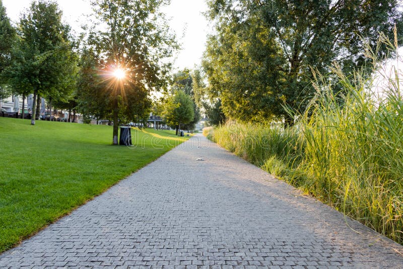 Brzký ranní snímek promenády před obchodním centrem Eurovea v Bratislavě