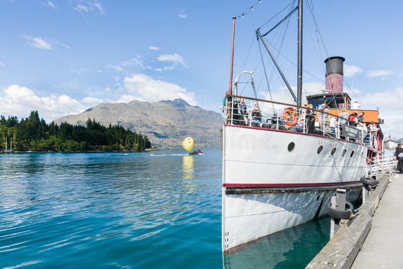 Earnslaw bij het Meer Wakatipu wordt gedokt die van Queenstown royalty-vrije stock foto Earnslaw bij het Meer Wakatipu wordt gedokt die van Queenstown royalty-vrije stock foto