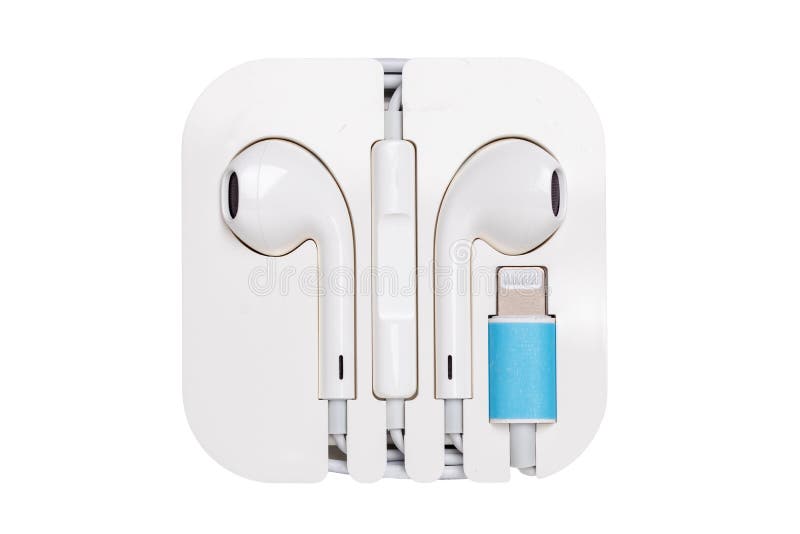 Earphone isolati Chiusura dell'auricolare bianco per ascoltare musica isolata su fondo bianco Cuffie a cavo con rumore fotografia stock