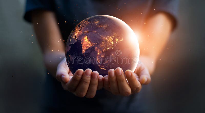 Pământul pe timp de noapte a fost ținut în mâinile oamenilor. zi pământ. royalty free stock photos