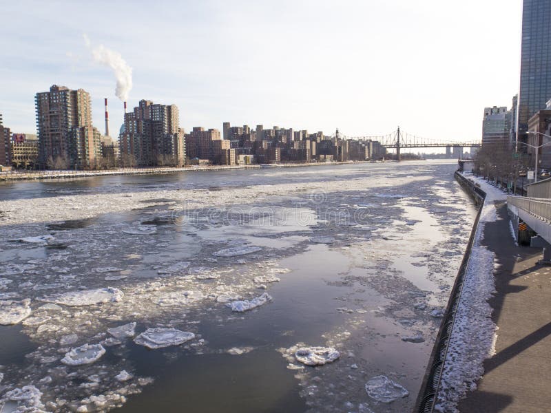 East River nel lato est superiore Manhattan congelata fotografie stock East River nel lato est superiore Manhattan congelata fotografie stock